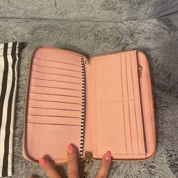 2x Host Pick 4/25 🎉🎊!! Henri Bendel Pink Floral Appliqué Long Wallet - Picture 5 of 10